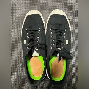 Cariuma shoes low size 12